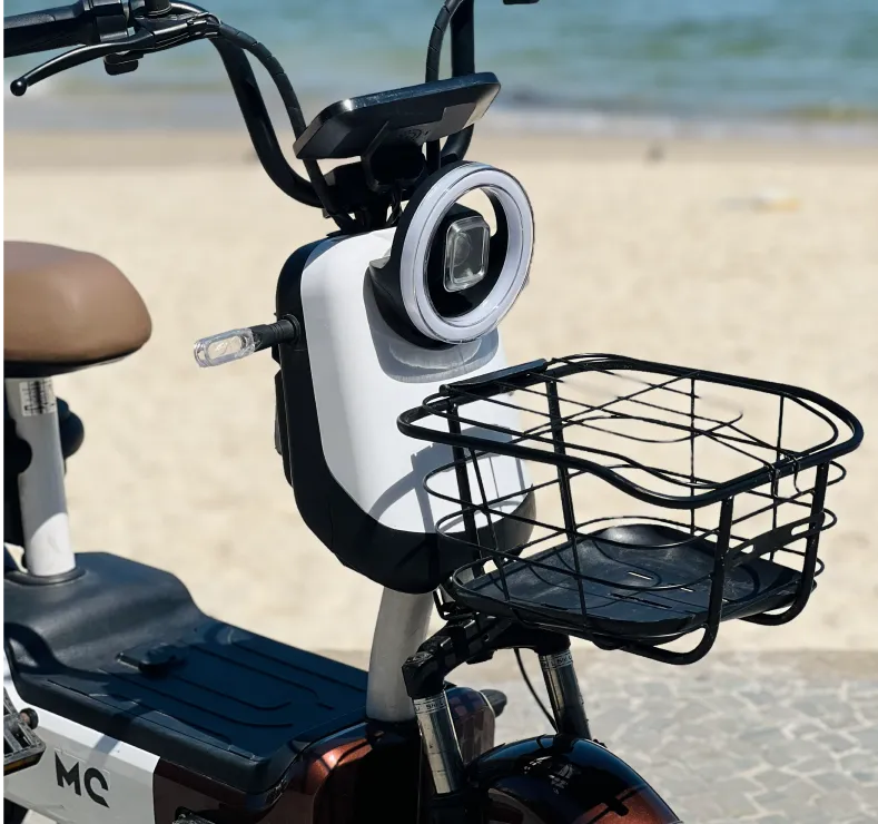 Farol em LED com design moderno, que amplia o campo de visão e aumenta a sua segurança à noite, combinado com setas laterais para sinalização eficiente. A cestinha metálica frontal é perfeita para levar bolsa, mochila ou pequenas compras com praticidade e tudo sempre à mão.