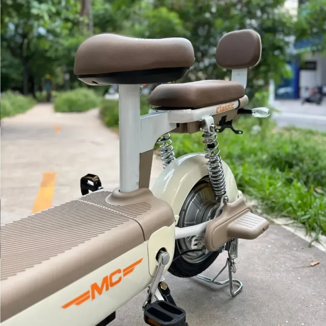 Molas duplas filtram irregularidades e deixam a Joy estável. Pedaleiras garantem apoio ao carona e mais ergonomia.