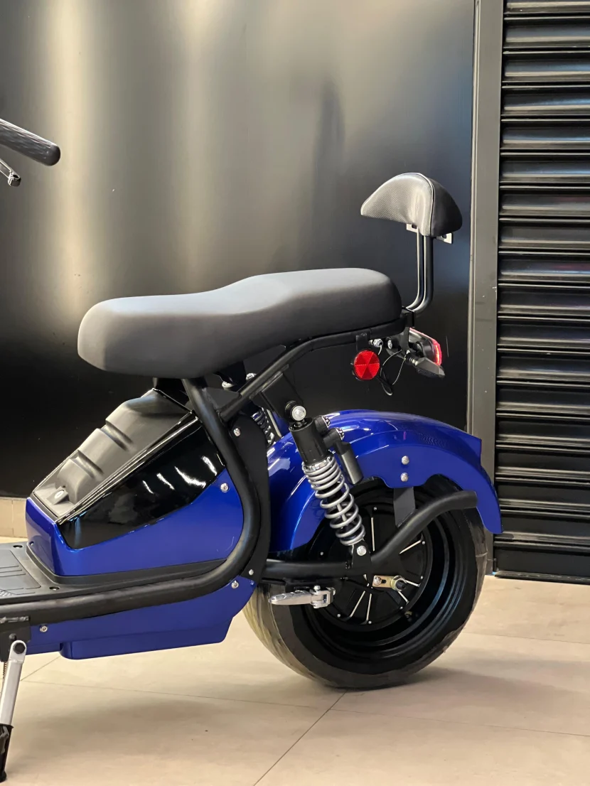 Banco alongado com encosto e dupla suspensão traseira que filtra impactos. Conjunto robusto com freio a disco e acesso fácil ao compartimento da bateria (pronto para receber a bateria extra).