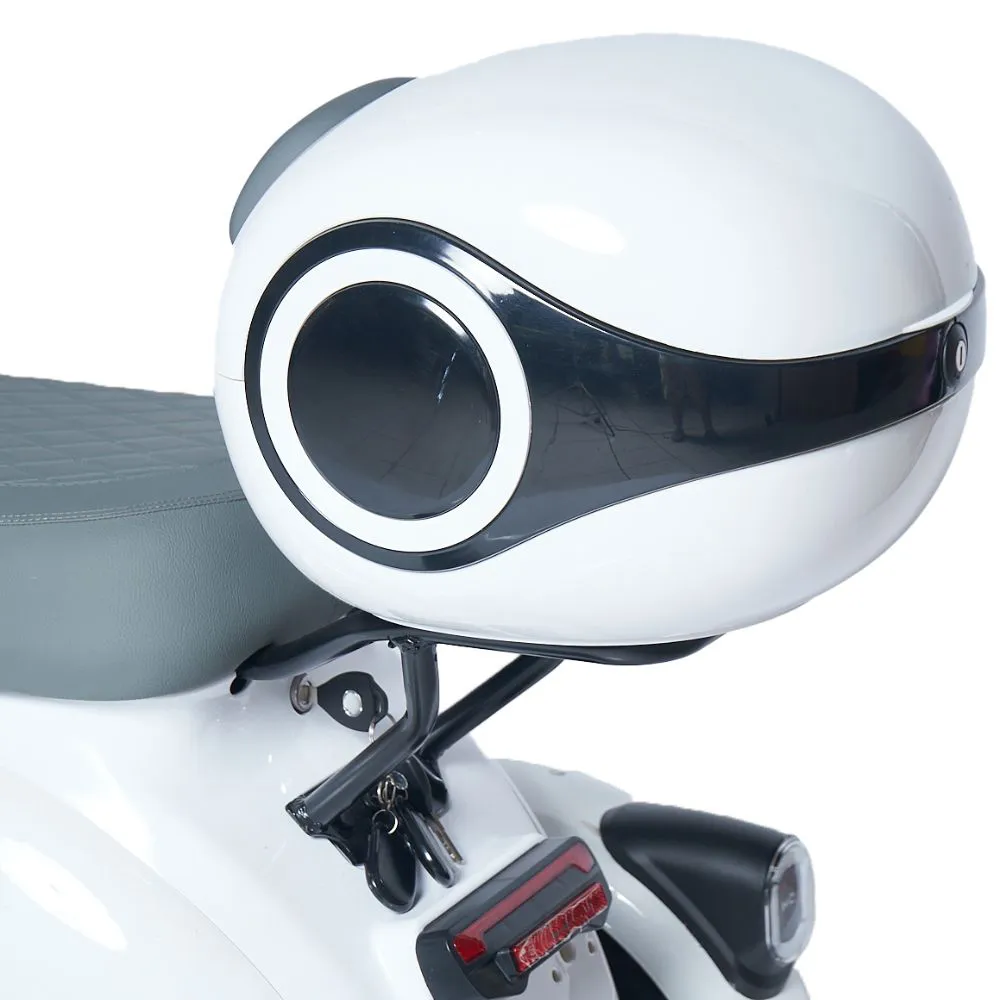 Leve mais, com estilo. O baú traseiro (conforme versão) tem visual moderno e aerodinâmico para guardar capacete leve, capa de chuva e itens do dia a dia — tudo protegido e ao alcance.