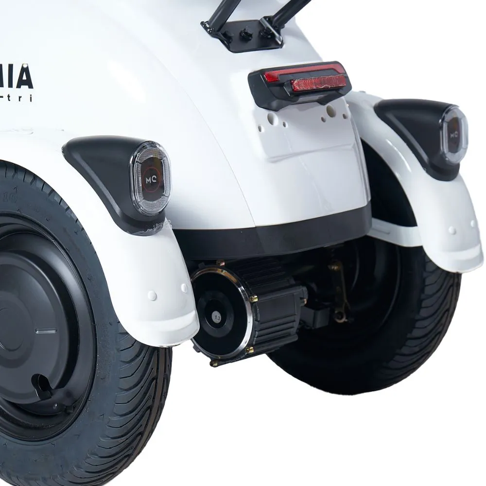 As duas rodas traseiras trabalham com o tambor de freio e a suspensão hidráulica, entregando frenagens consistentes e conforto em pisos irregulares.